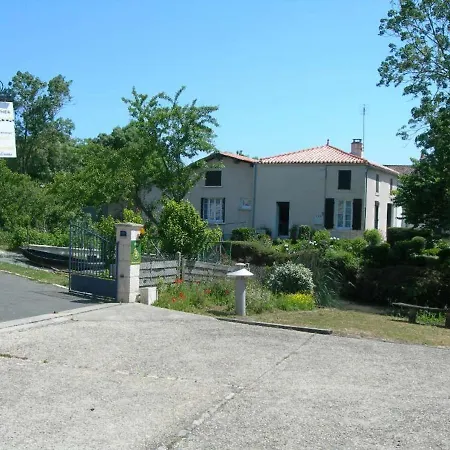 Au Bord De L'eau Avec Canoes, Terrasse Et Jardin A Damvix, Au Coeur Du Marais Poitevin.