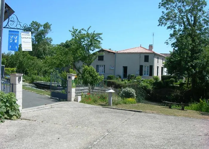 Au Bord De L'eau Avec Canoës, Terrasse Et Jardin à Damvix, Au Cœur Du Marais Poitevin. - Fr-1-426-354