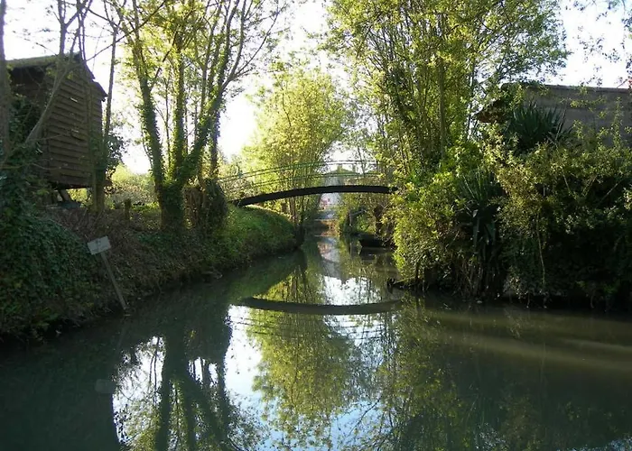Au Bord De L'eau Avec Canoës, Terrasse Et Jardin à Damvix, Au Cœur Du Marais Poitevin. - Fr-1-426-354