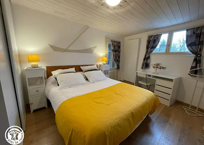 Hébergement de vacances Au Bord De L'eau Avec Canoës, Terrasse Et Jardin à Damvix, Au Cœur Du Marais Poitevin. - Fr-1-426-354