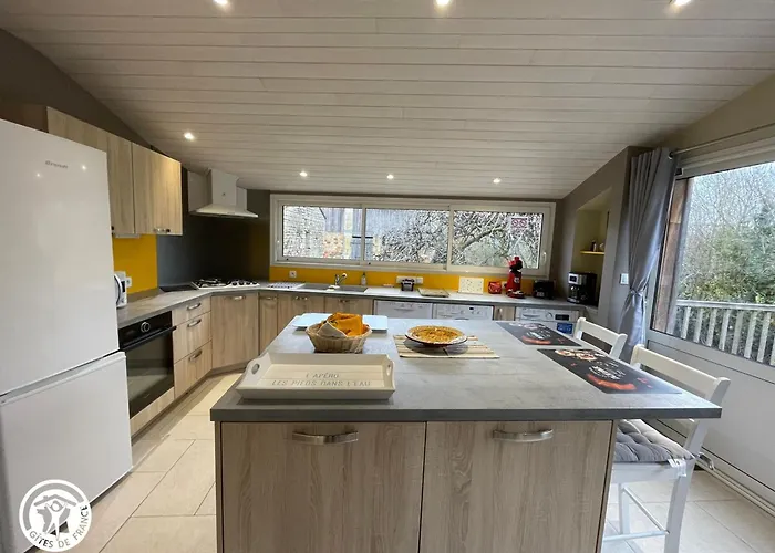 Hébergement de vacances Au Bord De L'eau Avec Canoës, Terrasse Et Jardin à Damvix, Au Cœur Du Marais Poitevin. - Fr-1-426-354 Damvix